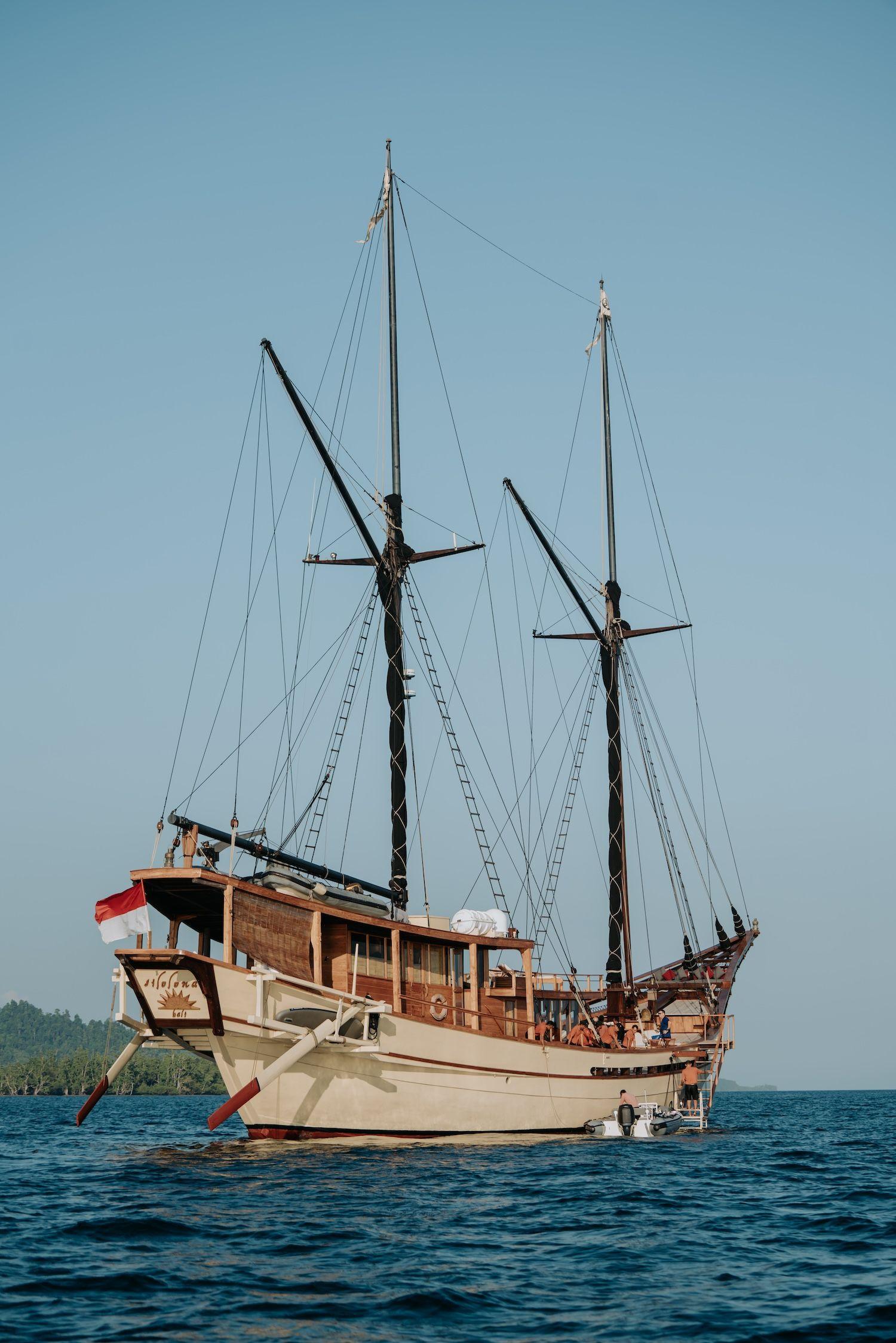 silolona boat, beige color on boat exterior