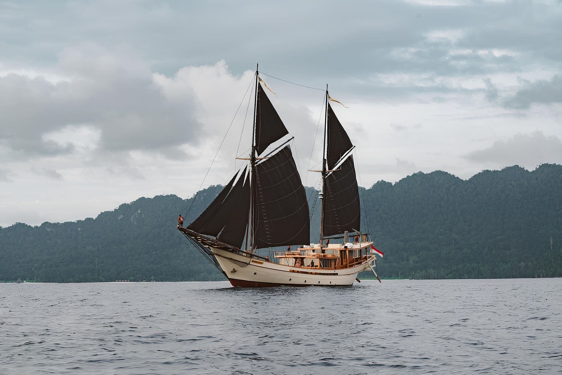 Silolona Yacht Charter Indonesia, Sailing Vessel Silolona 