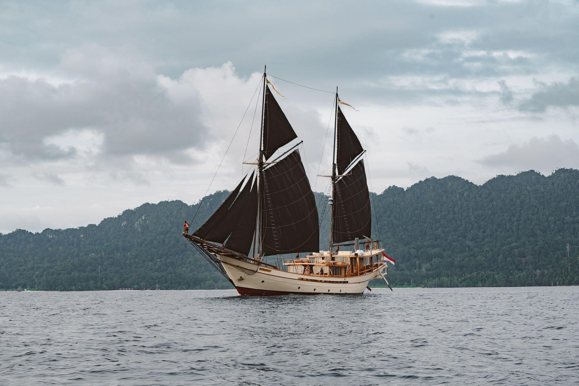 Silolona sailing, black grand sail