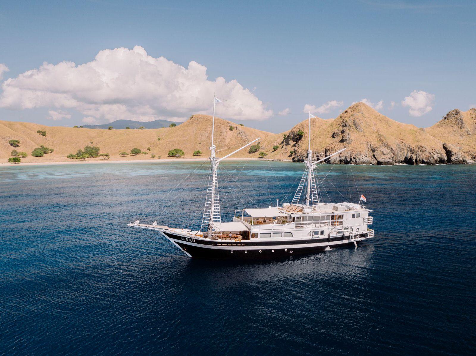 aliikai boat luxury yacht charter