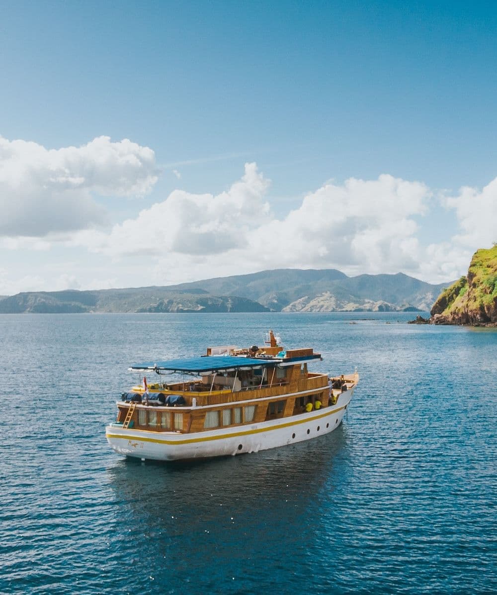 magia2 boat, grand boat, wooden interior, wooden exterior, blue clear sky, blue sea water