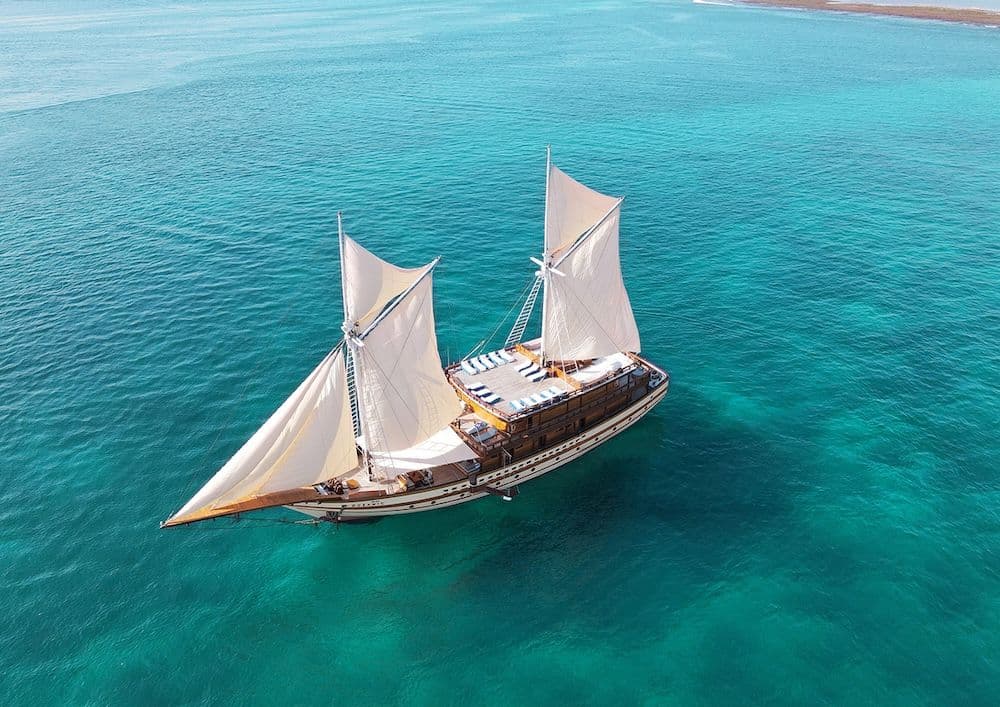 the maj oceanic boat lanscape, turquoise sea water, white sail