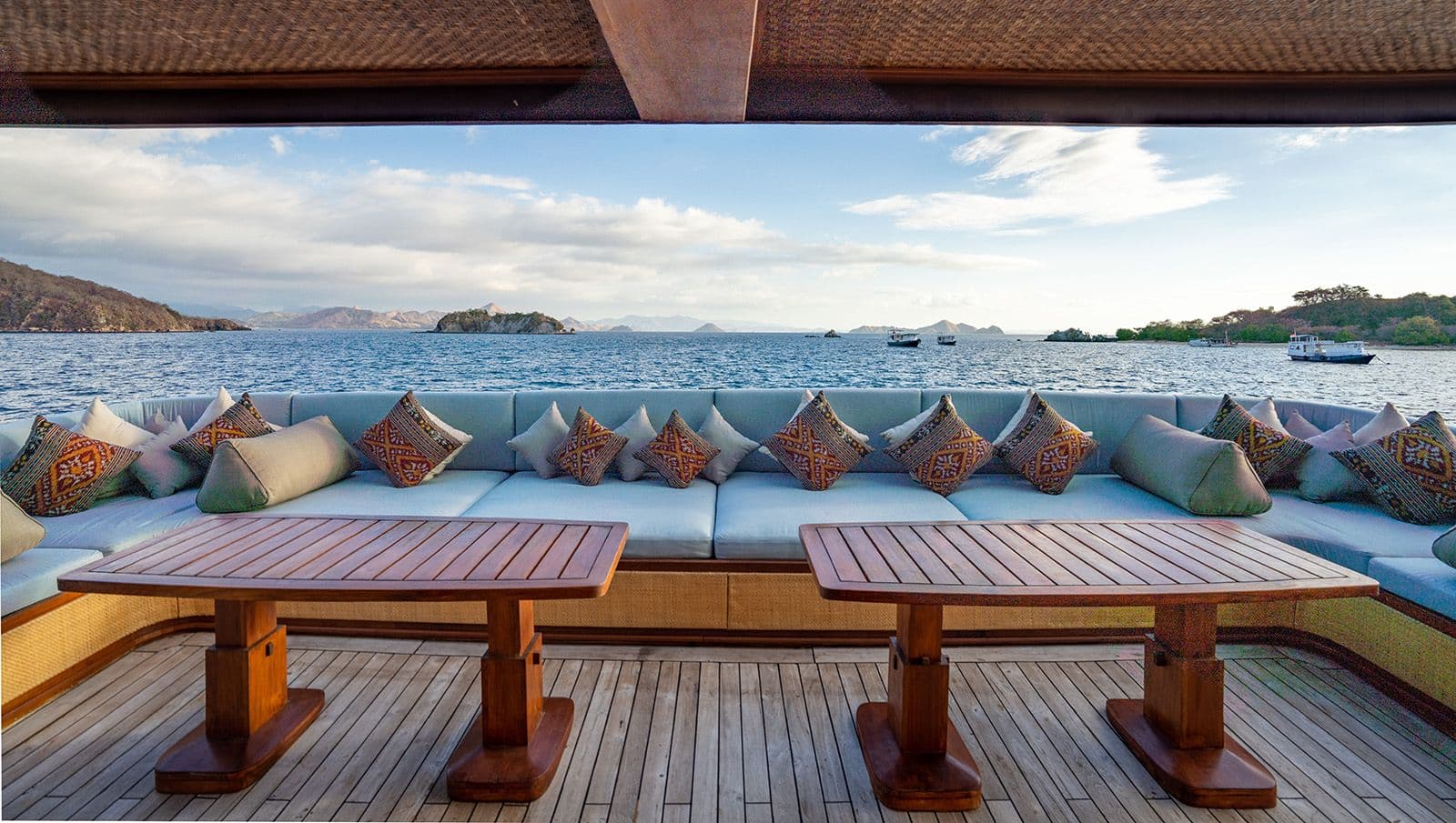 livingareas at the maj oceanic boat, relaxing spot bench at the deck area