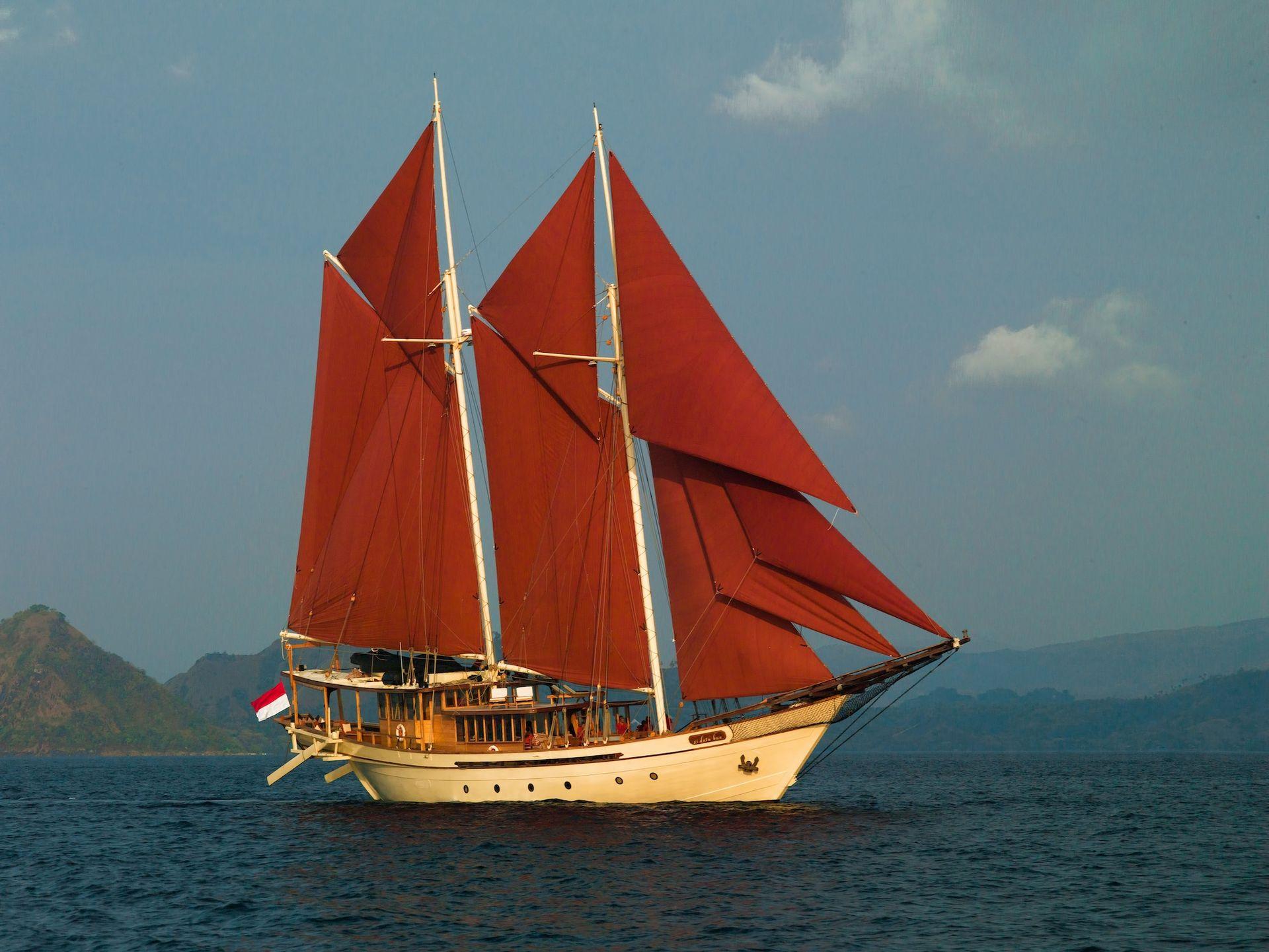 si datu bua boat with good panoramic view, blue sky, blue sea water