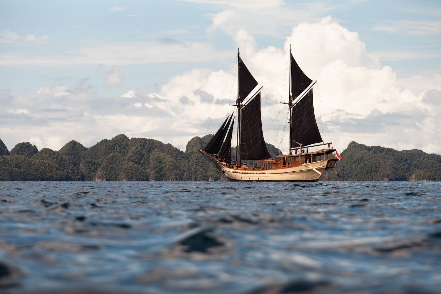 Silolona sailing, black grand sail