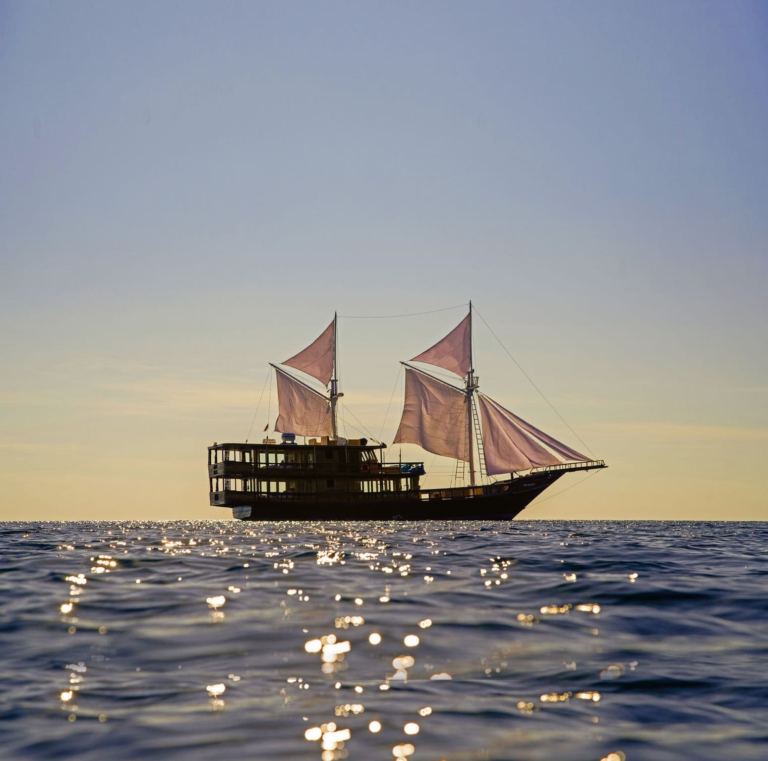 oracle boat landscape, bright sky, sunrise, blue sky, wide ocean