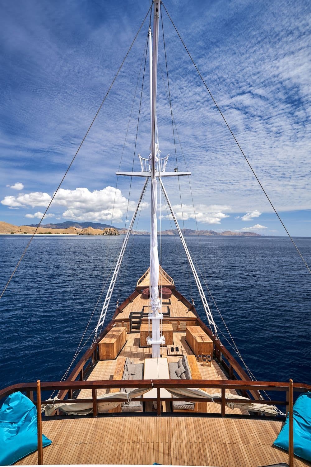 the oracle boat facing to the sea water, blue sea water, beautiful blue sky