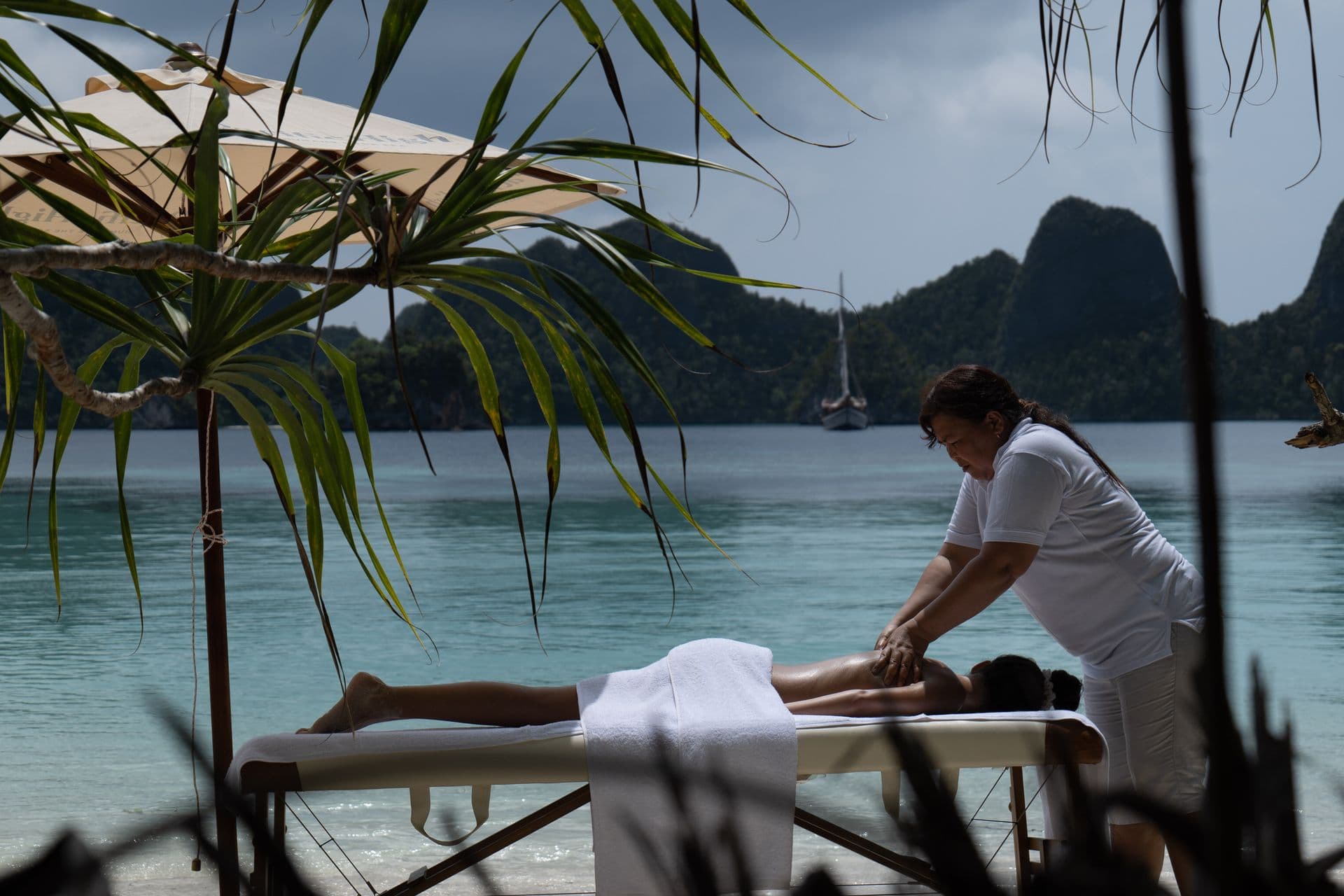 Senja massage on a beach